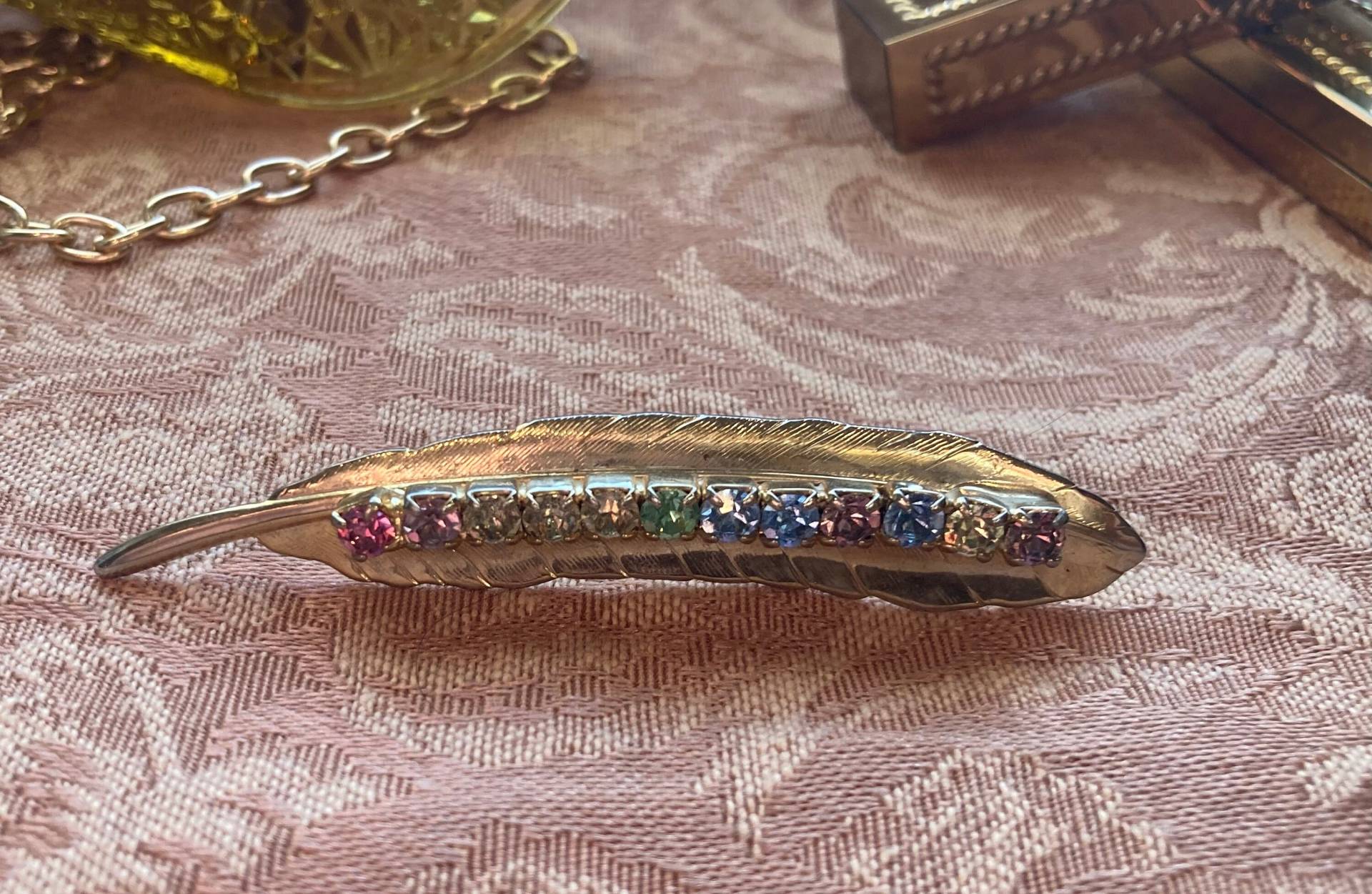 Vintage Pastell Strass Feder Brosche Mit Uv-Reaktivem Uranglas Stein | Schmuck von StrangeNSweetVintage