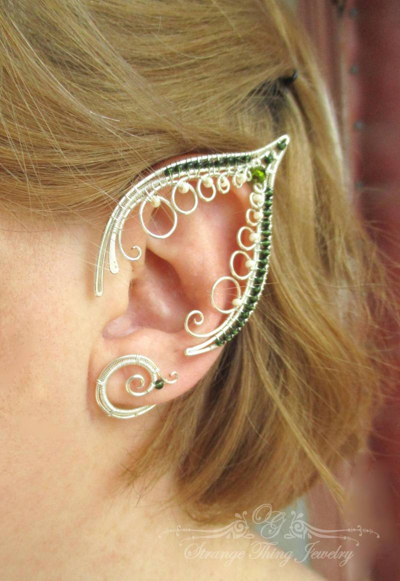 Ein Paar Elfen Ohrmanschetten Waldnymphe Mit Grünen Und Cremefarbenen Perlen- Ohrklemme - Elfenohren Feen Ohrmanschette Ohne Piercing Ohr Wickeln von StrangeThingJewelry