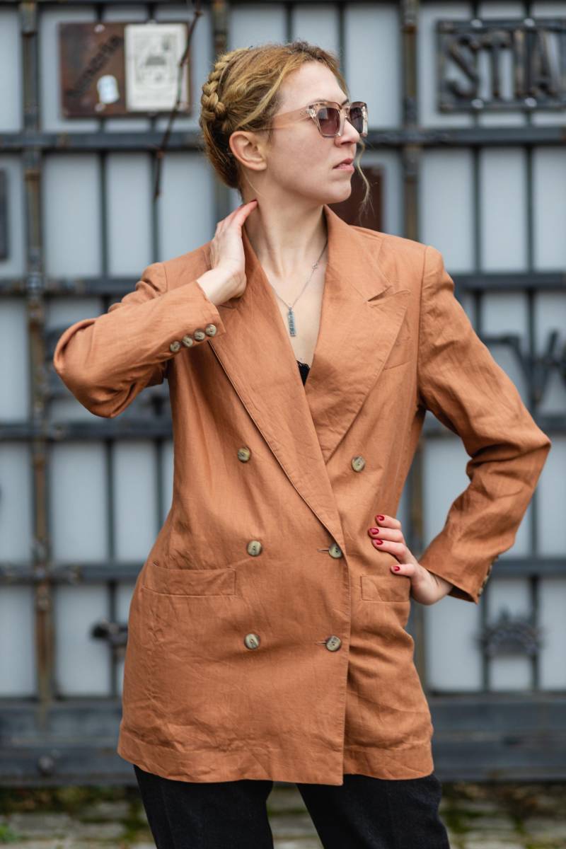 Vintage Leinenblazer in Karamell - Doppelt Geknöpft, Maximaler Stil von StrangeThingsShop