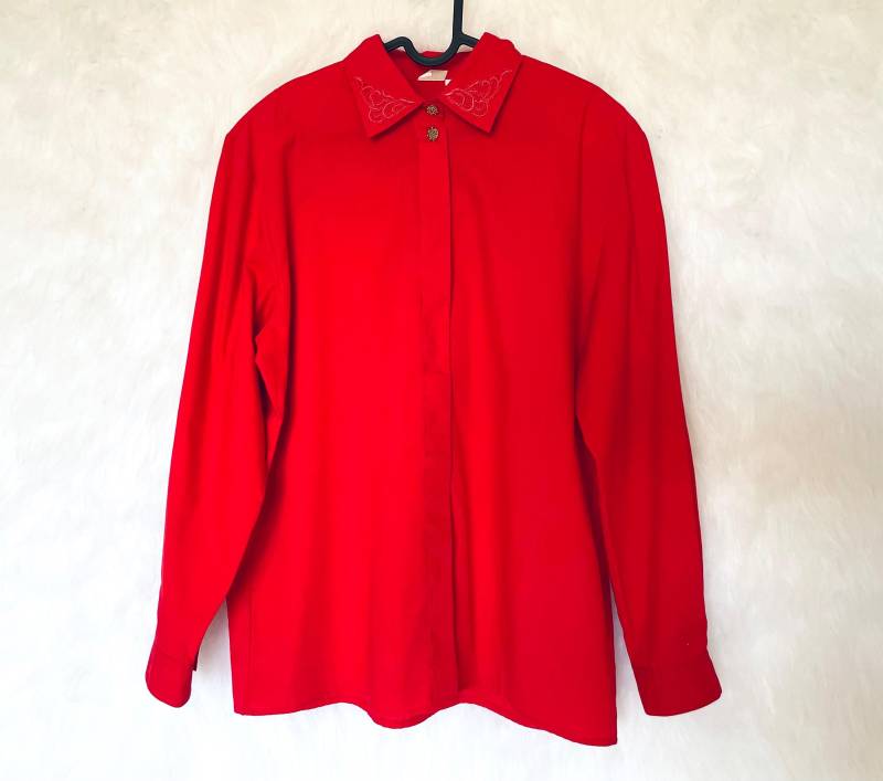 Vintage Rote Bluse Mit Besticktem Kragen - Klassisch & Elegant von StrangeThingsShop