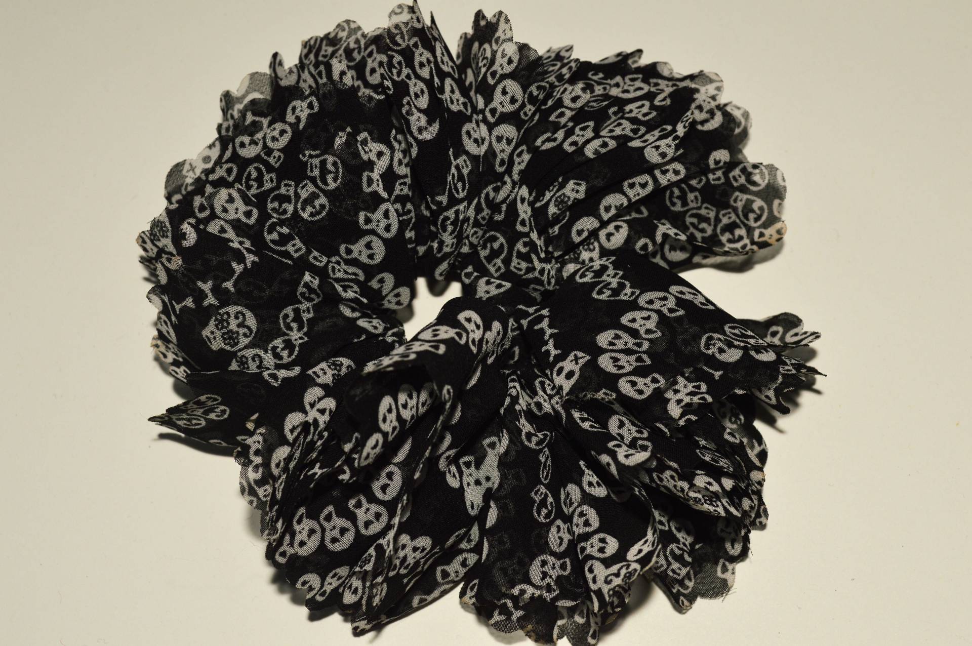 Schädel Scrunchy Schädel Scrunchy von StrangeUnderworld