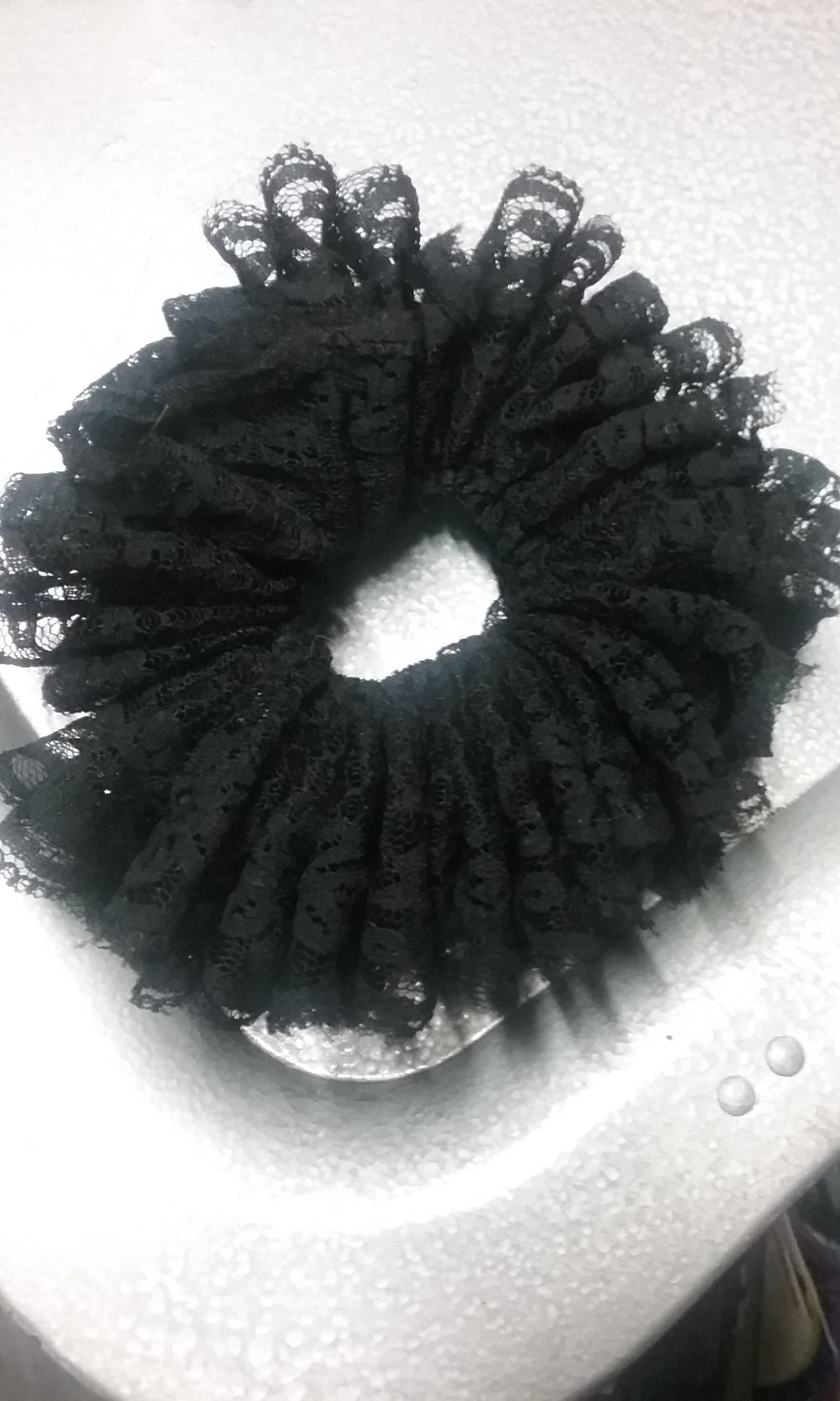 Schwarze Spitze Scrunchy Schwarze Spitze Scrunchy von StrangeUnderworld