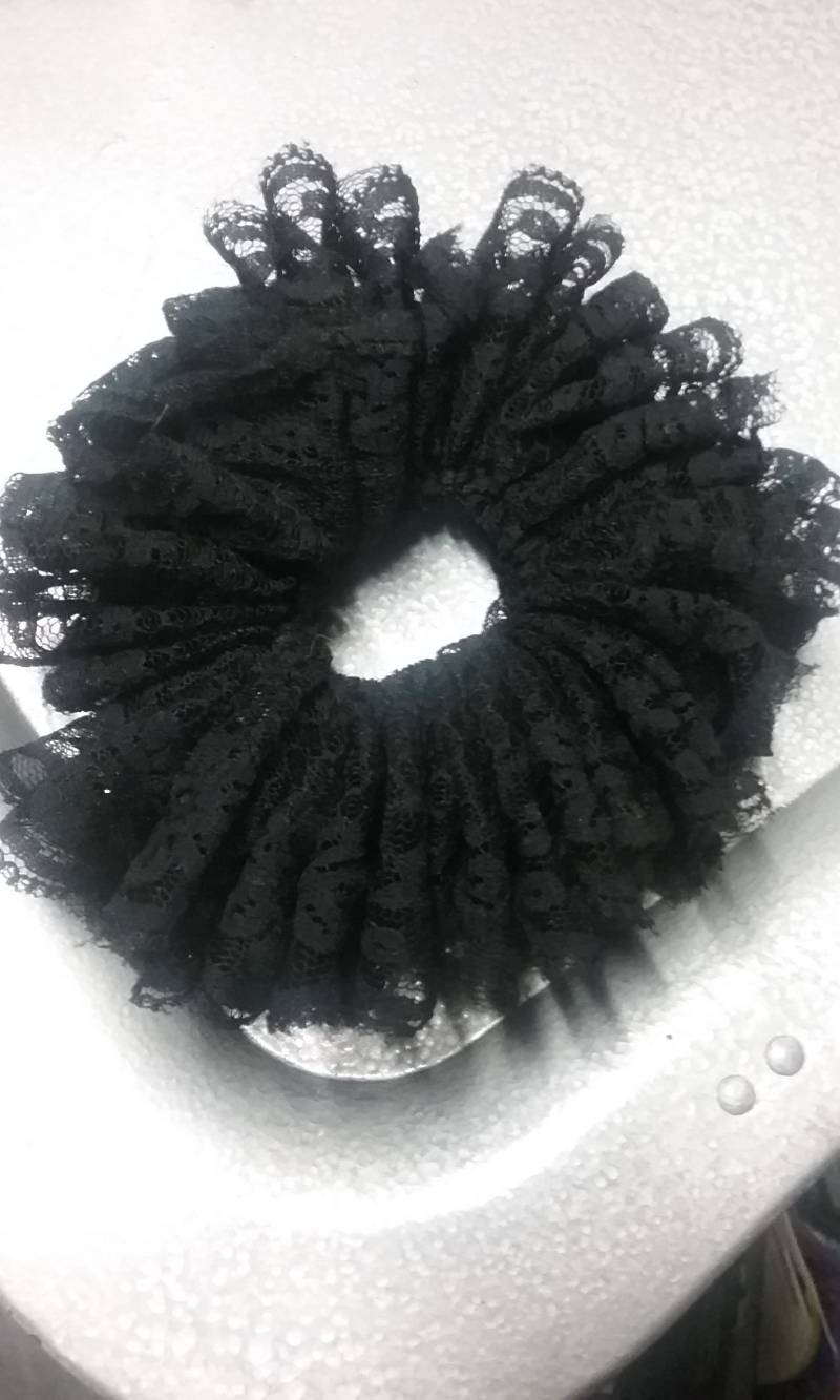 Schwarze Spitze Scrunchy Schwarze Spitze Scrunchy von StrangeUnderworld
