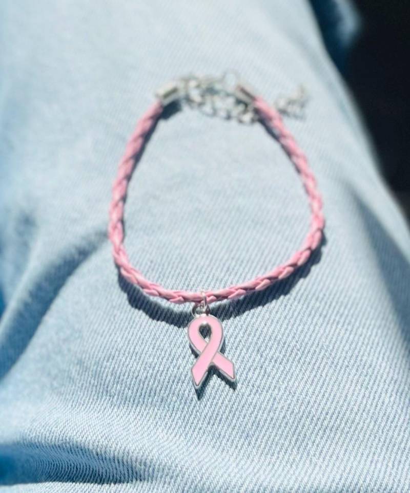 Brustkrebs-Bewusstseinsarmband Aus Rosa Kunstleder Und Schleife Brustkrebs-Bewusstseinsarmband Aus Rosa Kunstleder Und Schleife von YGIEPARIS