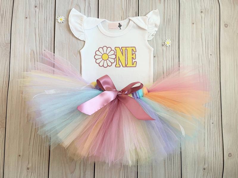 Süß Wie Ein Gänseblümchen Erster Geburtstag Mädchen - Pastell Tutu Set Mit "One" Bodysuit Baby-Mädchen 1. Kleidung." von StrawberrieRose