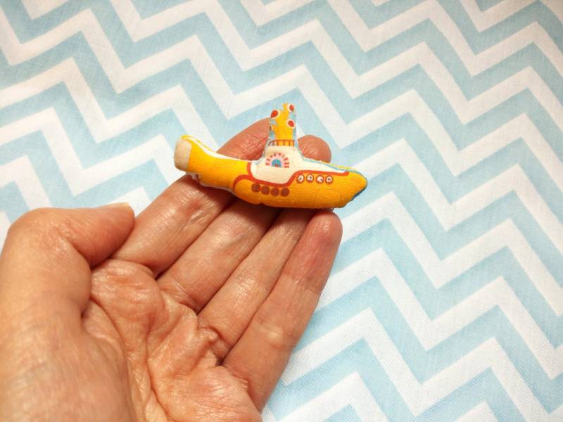 Mini-Brosche - „Yellow Submarine" The Beatles Stoff von StrawberryTherapy