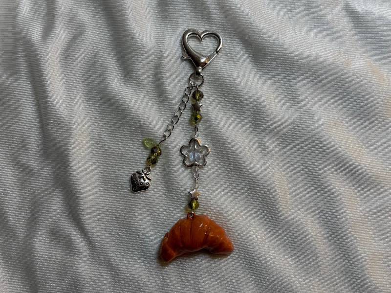 Croissant Charm - Clay Fimo Polymer Resin Keycharm Chic Coquette Cottagecore Strawberry Spring Accessory von Strawberrycupcake222