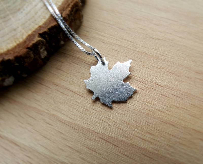 Ahornblatt Anhänger - Blattsilber Kette von StrayStones
