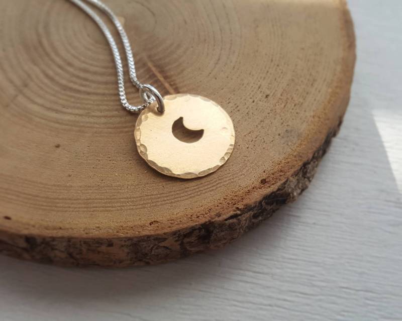 Gold Mond Charm - Halbmond Halskette Gold Mond Charm - Halbmond Halskette von StrayStones