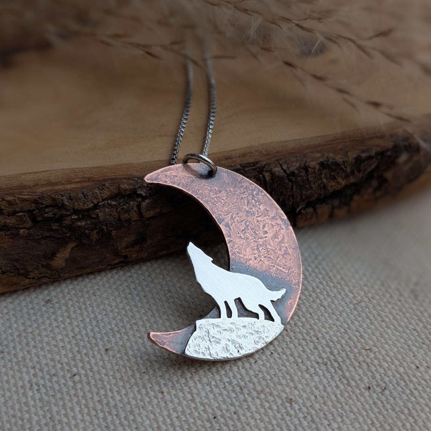 Howling Wolf Crescent Moon Anhänger Halskette Howling Wolf Crescent Moon Anhänger Halskette von StrayStones