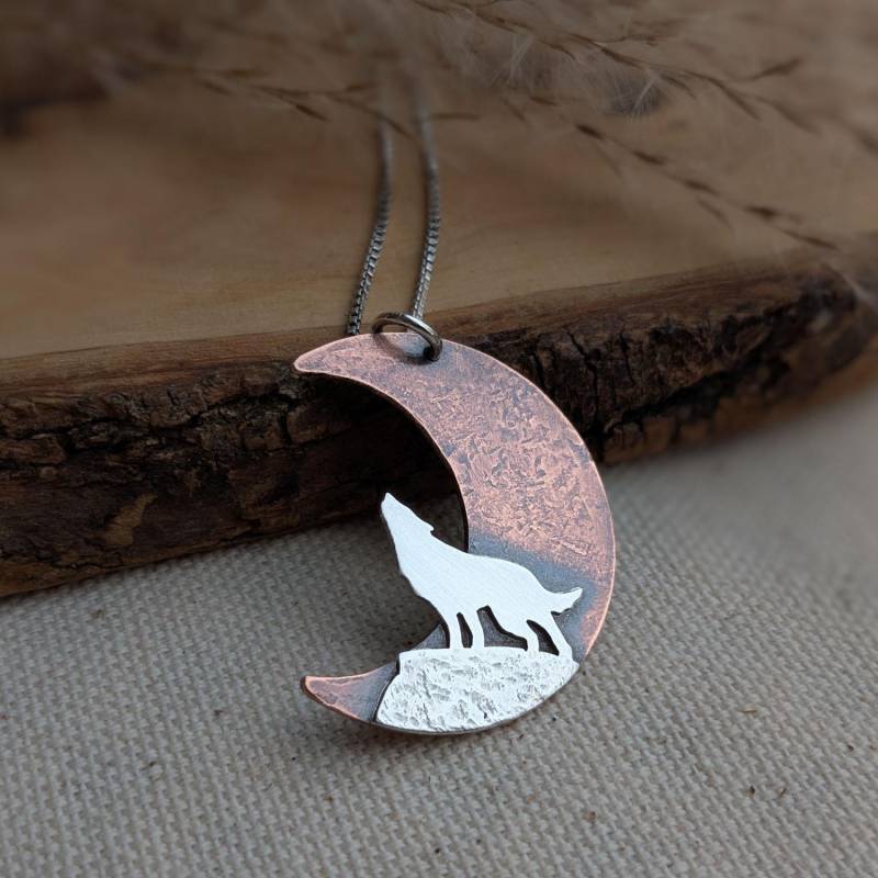 Howling Wolf Crescent Moon Anhänger Halskette Howling Wolf Crescent Moon Anhänger Halskette von StrayStones