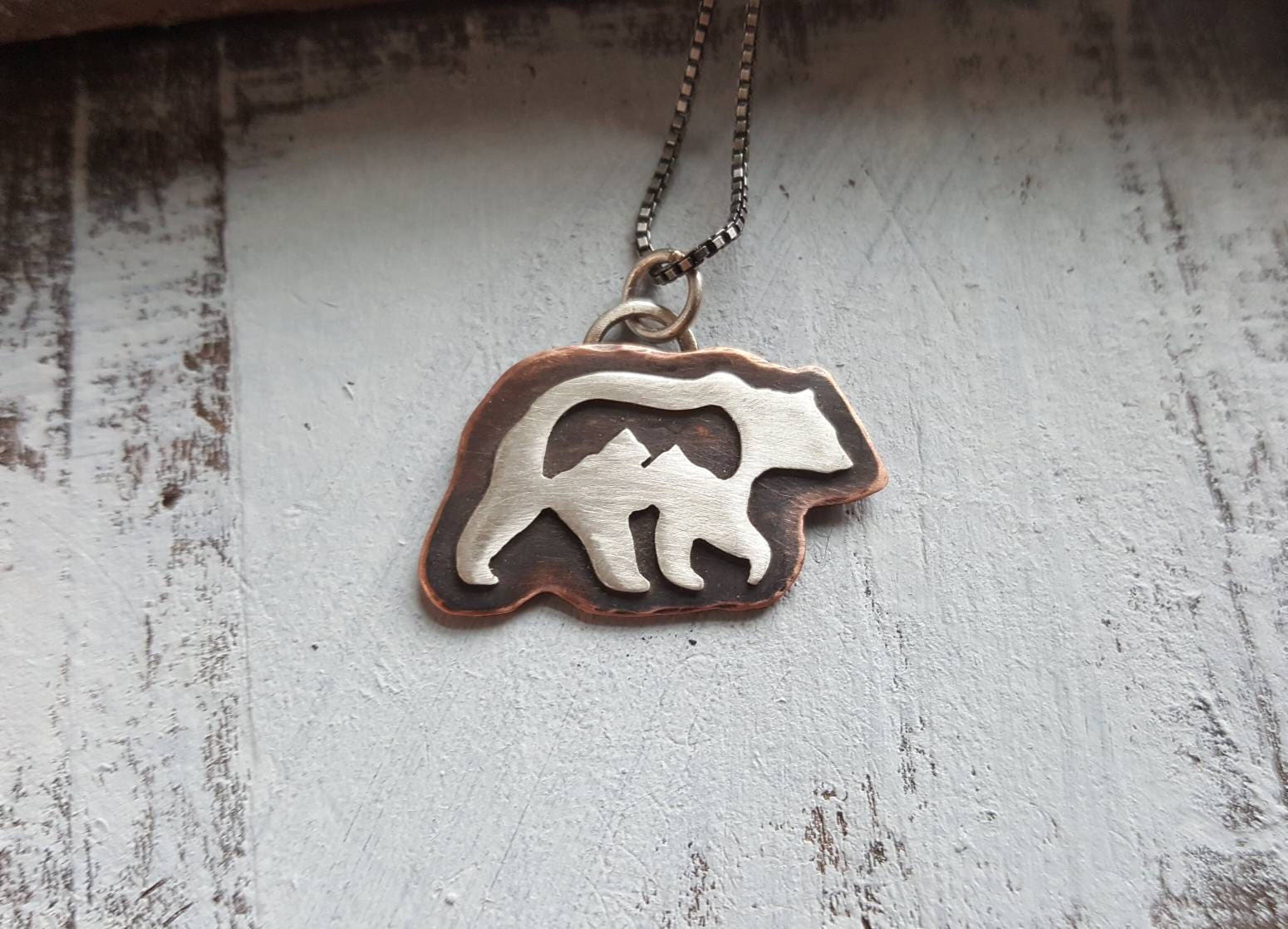 "Rocky Mountain Grizzly "Bär"-Anhänger Aus Verschiedenen Metallen." "Rocky Mountain Grizzly "Bär"-Anhänger Aus Verschiedenen Metallen." von StrayStones