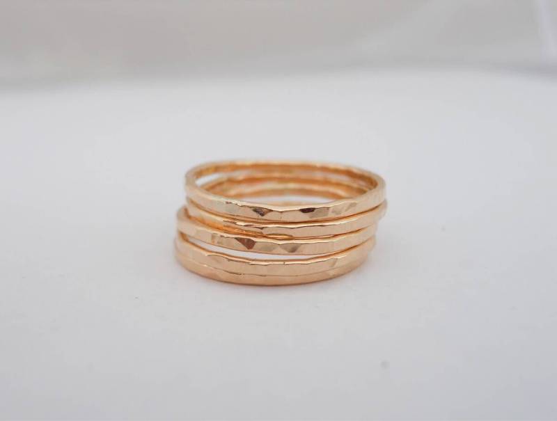 14K Gold Filled Set Aus 5 Dünnen Gehämmerten Stapelringen von StreetBauble