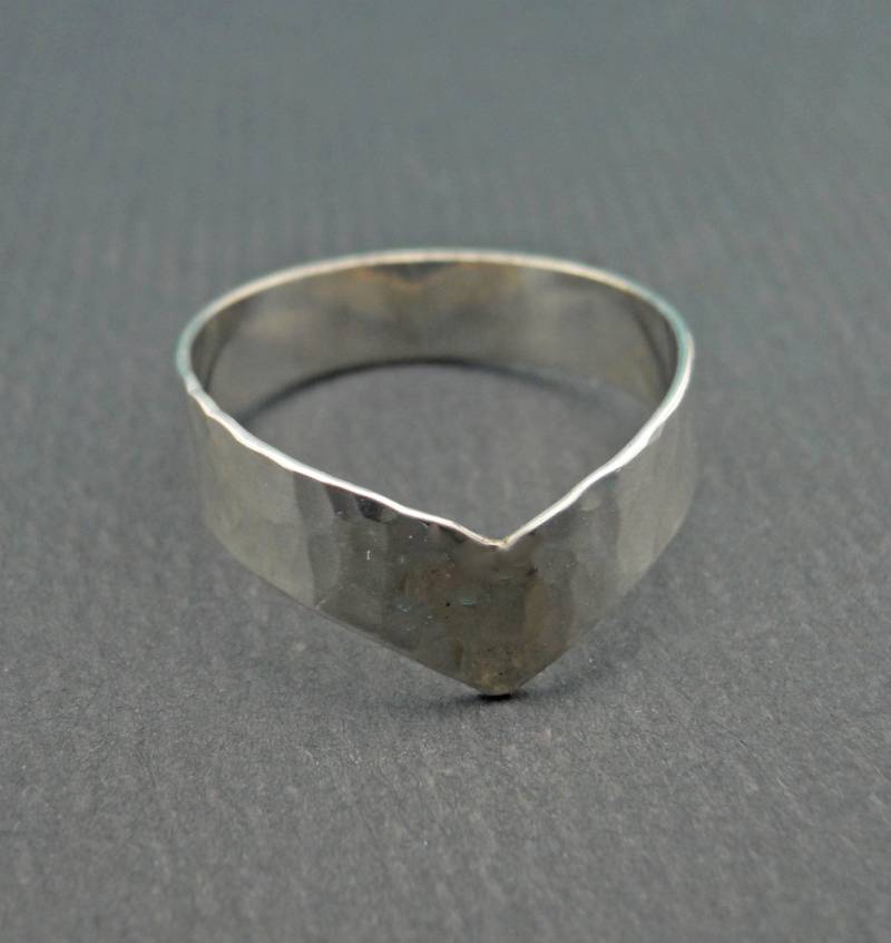 Breiter Chevron V Ring Gehämmert Band 925 Sterling Silber von StreetBauble