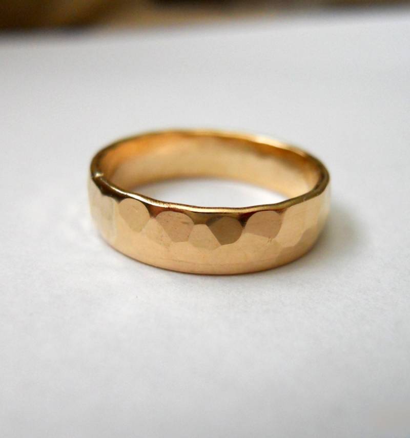 Gehämmerte Niedrige Kuppel Band 14K Gold Filled von StreetBauble