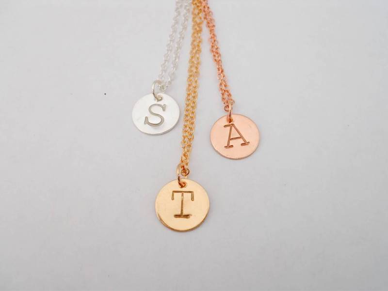 Gestempelt Buchstabe Initial Disk Charm Halskette - Gold Filled, Sterling Silber Oder Rosegold Filled Mit Kette von StreetBauble