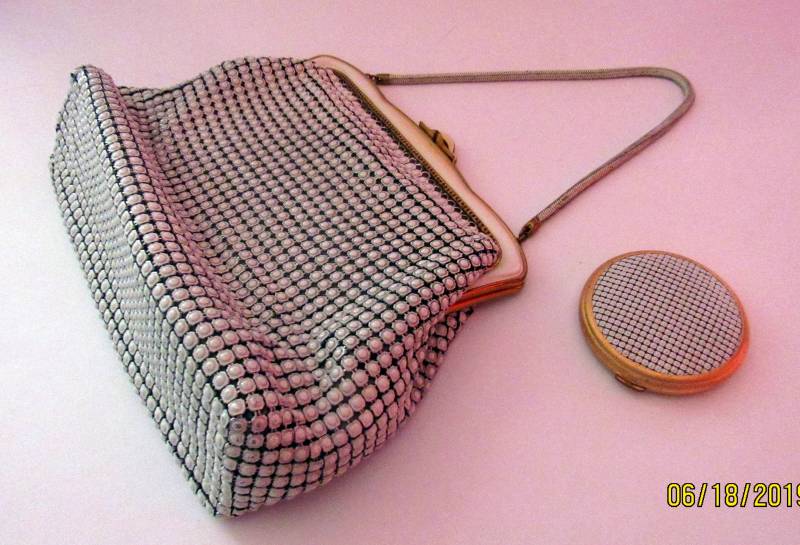 Weiße Mesh-Geldbörse Von Orton Mit Passendem Kompakt Weiße Mesh-Geldbörse Von Orton Mit Passendem Kompakt von StreetFaireAntiques