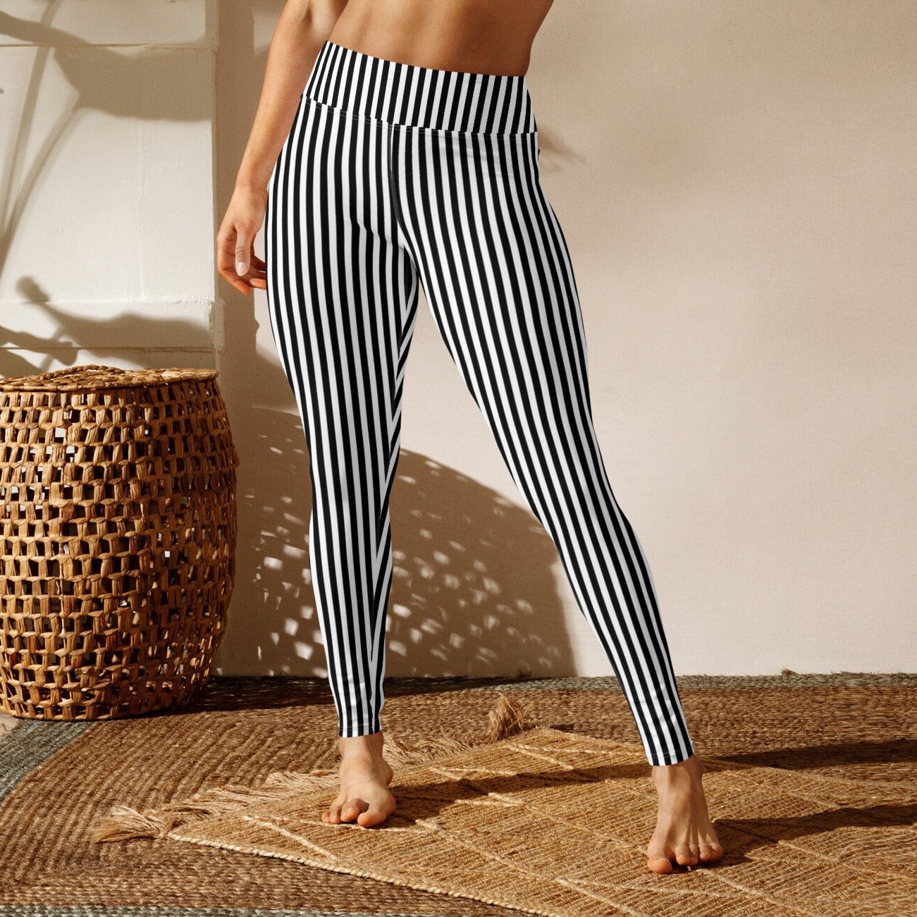 Schwarz-Weiß Gestreifte Yoga Leggings Mit Hoher Taille von StreetVoggie
