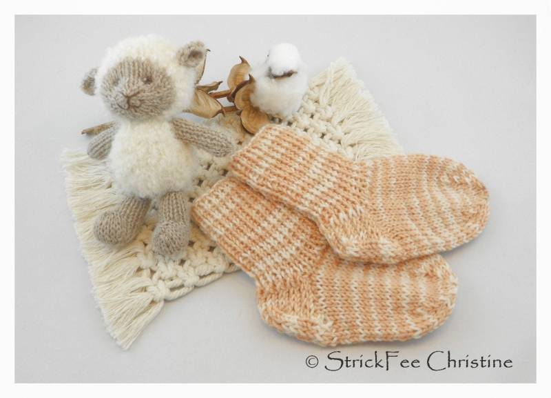 100 % Pflanzengefärbte Wolle | Merino Weich Gestrickte Babysöckchen 9 cm, Wollsöckchen, Stricksocken, Geschenk Zur Geburt, Erstlingsöckchen von StrickFeeChristine