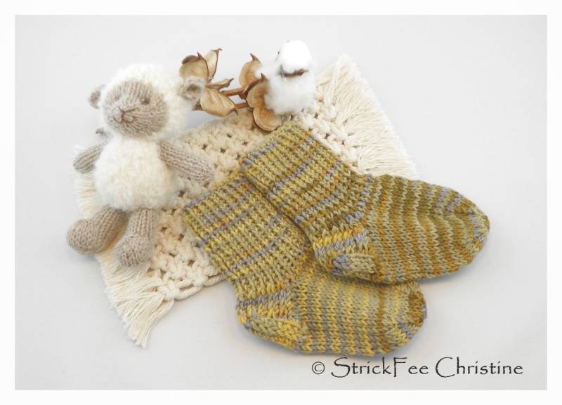 Einzelstück 100 % Pflanzengefärbte Wolle | Merino Weich Gestrickte Babysöckchen 9 cm, Stricksocken, Geschenk Zur Geburt, Erstlingsöckchen von StrickFeeChristine