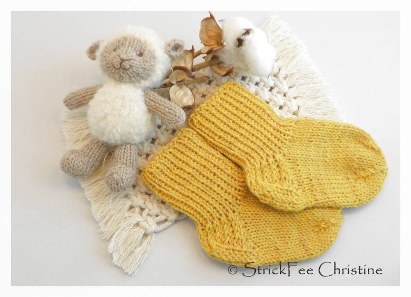 Einzelstück 100 % Pflanzengefärbte Wolle | Merino Weich Gestrickte Babysöckchen 9 cm, Wollsöckchen, Geschenk Zur Geburt, Erstlingsöckchen von StrickFeeChristine