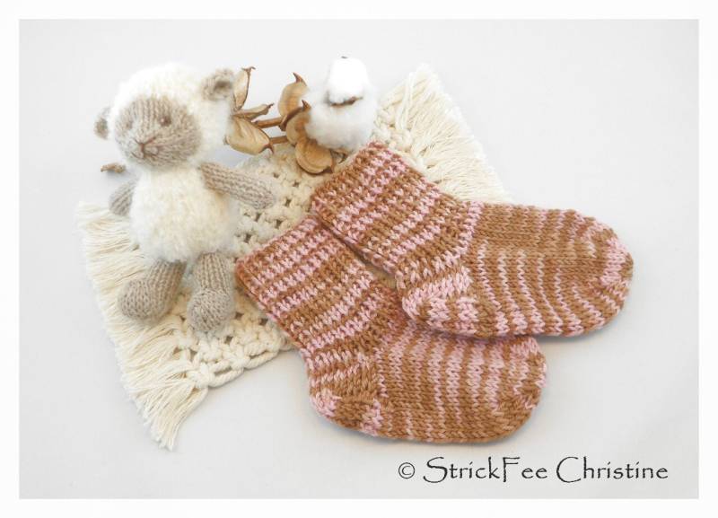Einzelstück 100 % Pflanzengefärbte Wolle | Merino Weich Gestrickte Babysöckchen 9 cm, Wollsöckchen, Geschenk Zur Geburt, Erstlingsöckchen von StrickFeeChristine