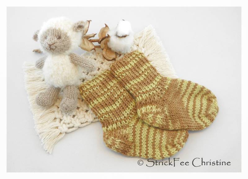 Einzelstück 100 % Pflanzengefärbte Wolle | Merino Weich Gestrickte Babysöckchen 9 cm, Wollsöckchen, Geschenk Zur Geburt, Erstlingsöckchen von StrickFeeChristine