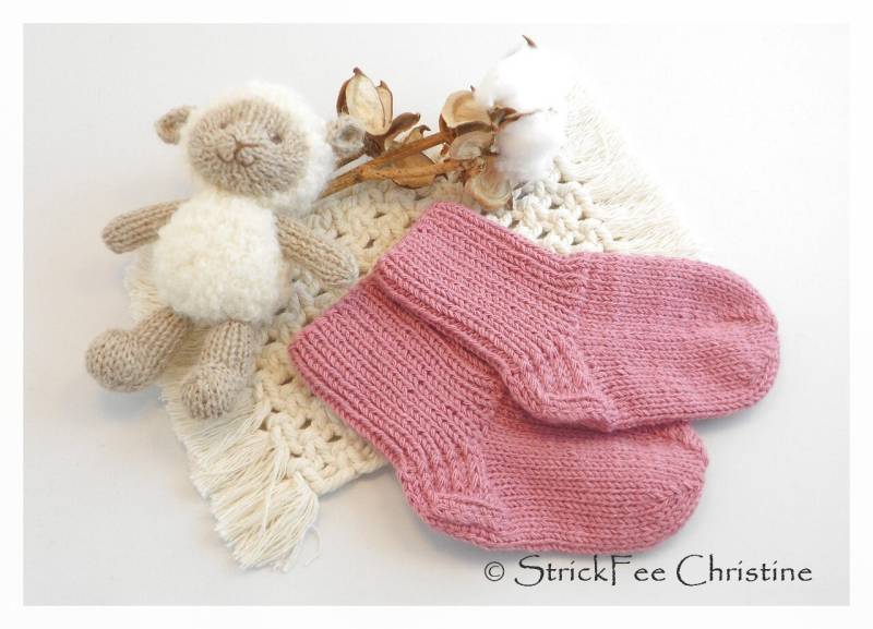 Einzelstück Extra Weich Gestrickte Erstlingssöckchen | 9 cm, Mischgewebe, Wollsöckchen, Newborn, Babysöckchen, Stricksöckchen, Babyshower von StrickFeeChristine