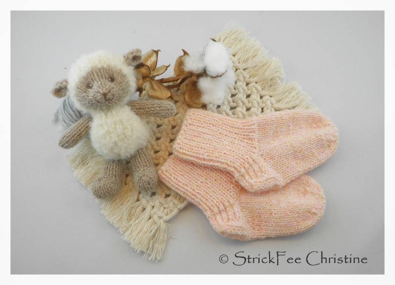 Extra Weich Gestrickte Erstlingssöckchen | 9 cm, Mischgewebe, Wollsöckchen, Newborn, Babysöckchen, Stricksöckchen, Mädchen, Babyshower von StrickFeeChristine