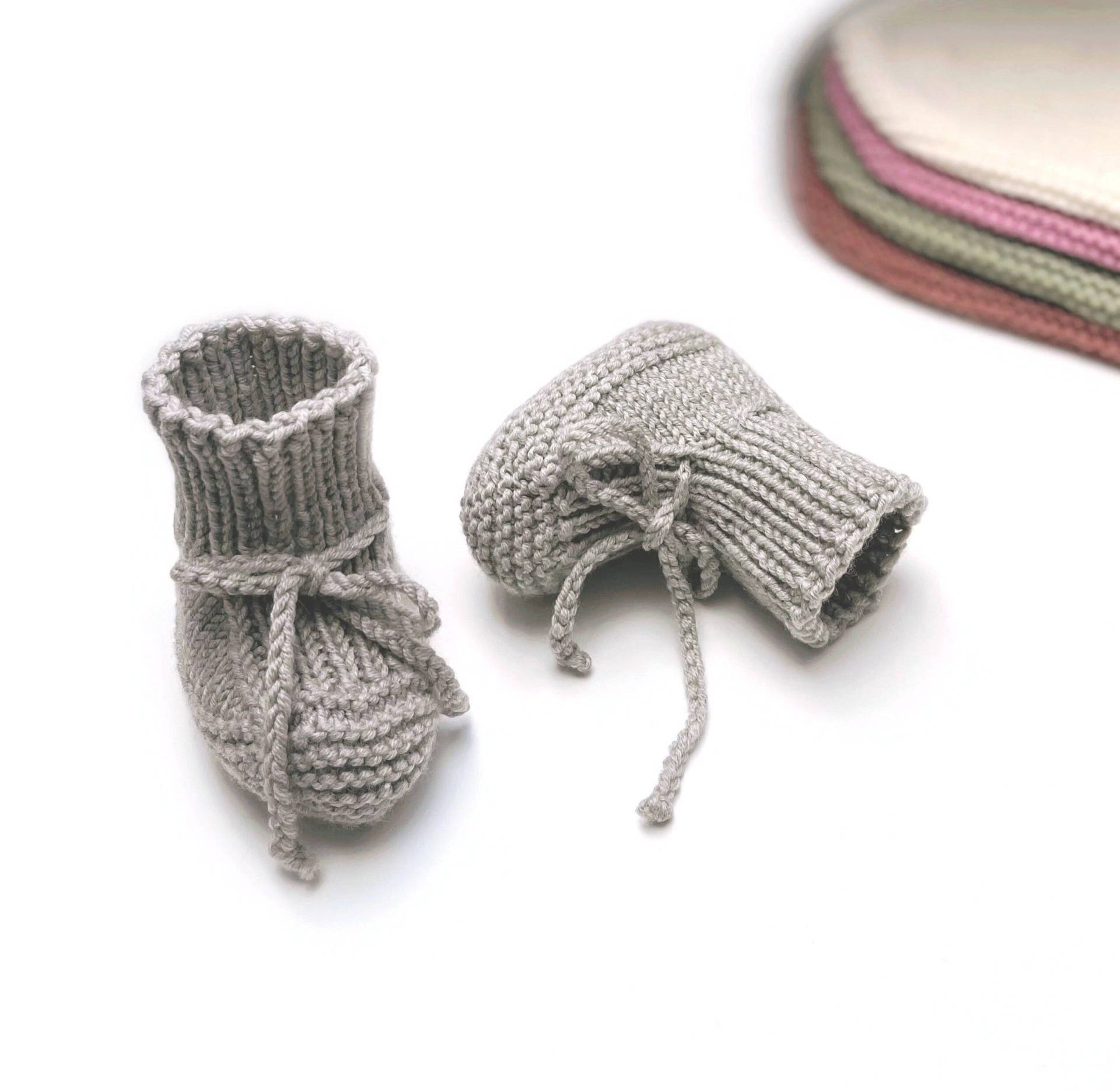 Babyschuhe Gestrickt Gr. 16, 0 - 3 Monate, Babyboots, Babysocken, Merinowolle von StrickLaune