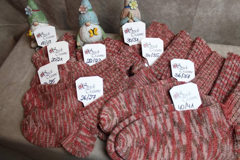 Handgestrickte Freizeitsocken Mit Baumwolle in Verschieden Größen von StrickTraeumeShop