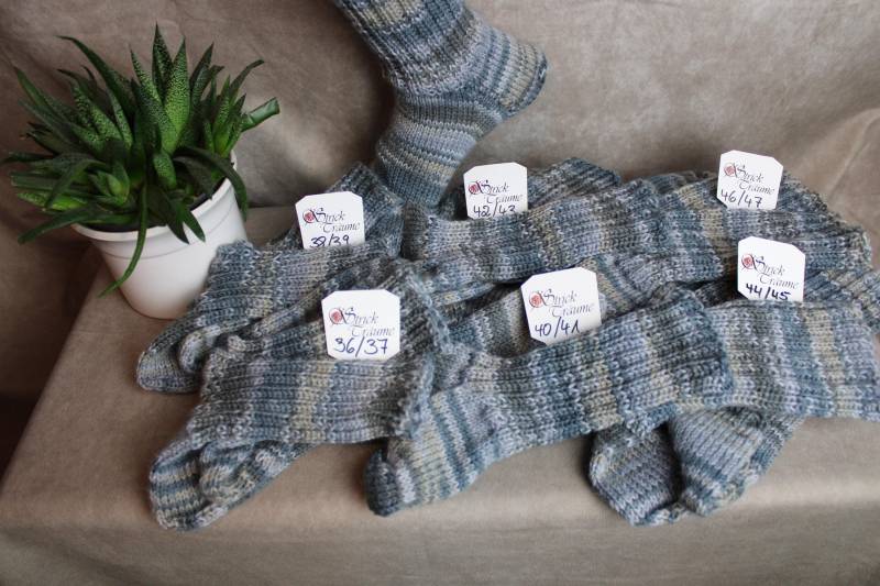 Handgestrickte Freizeitsocken in Verschiedenen Größen von StrickTraeumeShop