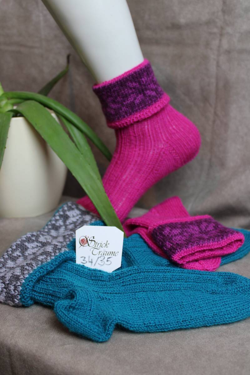 Handgestrickte Umschlag-Socken in Größe 34/35 von StrickTraeumeShop