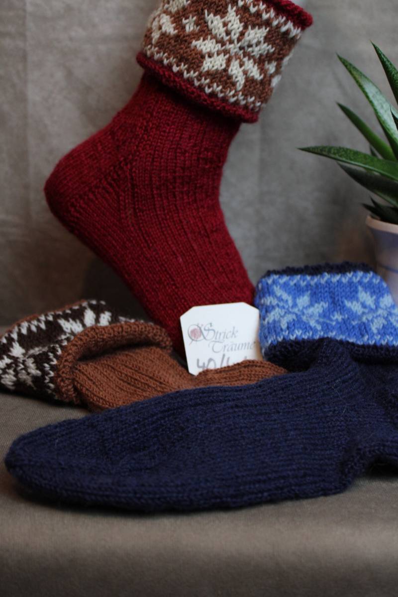 Handgestrickte Umschlag-Socken in Größe 40/41 von StrickTraeumeShop