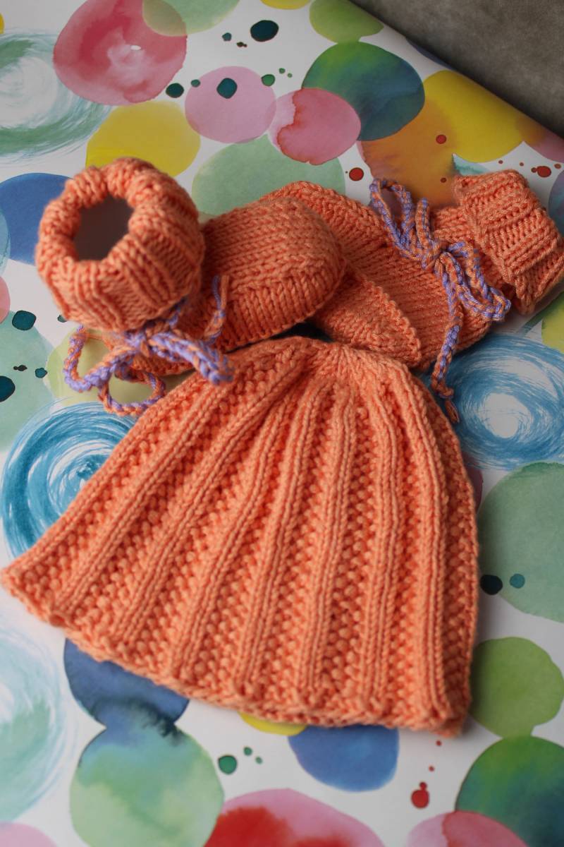 Handgestricktes Baby-Kleidungsset - Mütze & Schühchen von StrickTraeumeShop