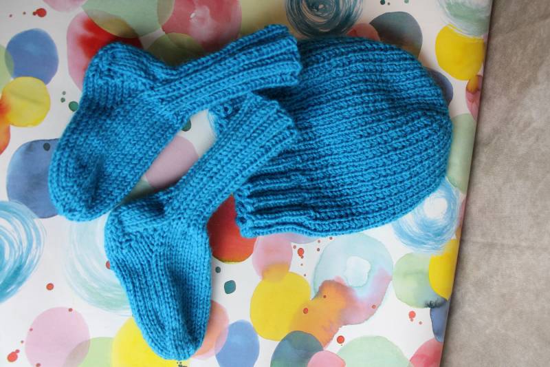 Handgestricktes Baby-Set Aus Mütze & Socken von StrickTraeumeShop