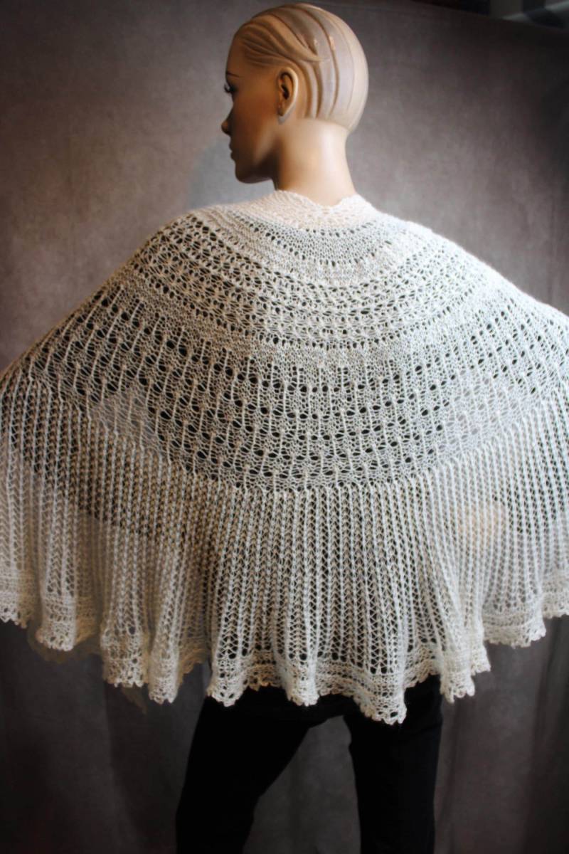 Handgestricktes Damen Halbkreisförmiges Tuch, Schultertuch, Stola von StrickTraeumeShop