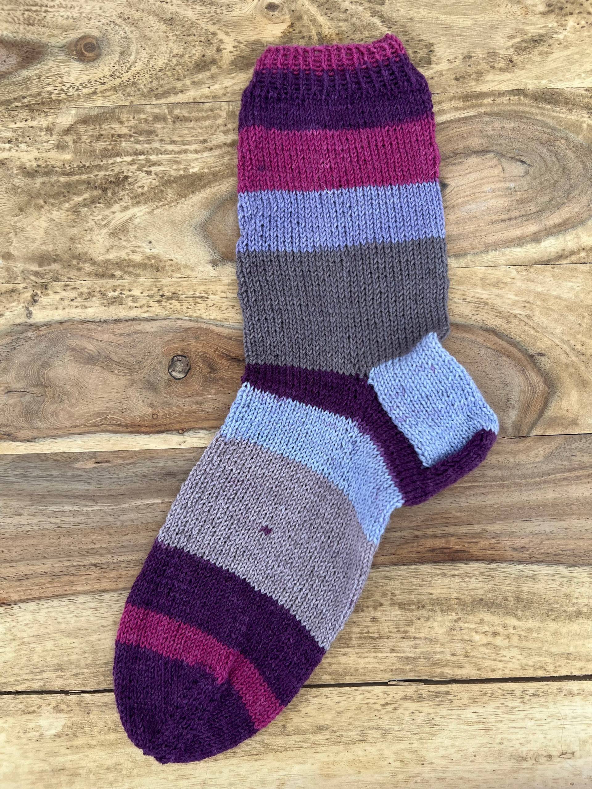 Damensocken Lila-Flieder Gestreift | Positano, Gr. 40 von StrickbyBerni