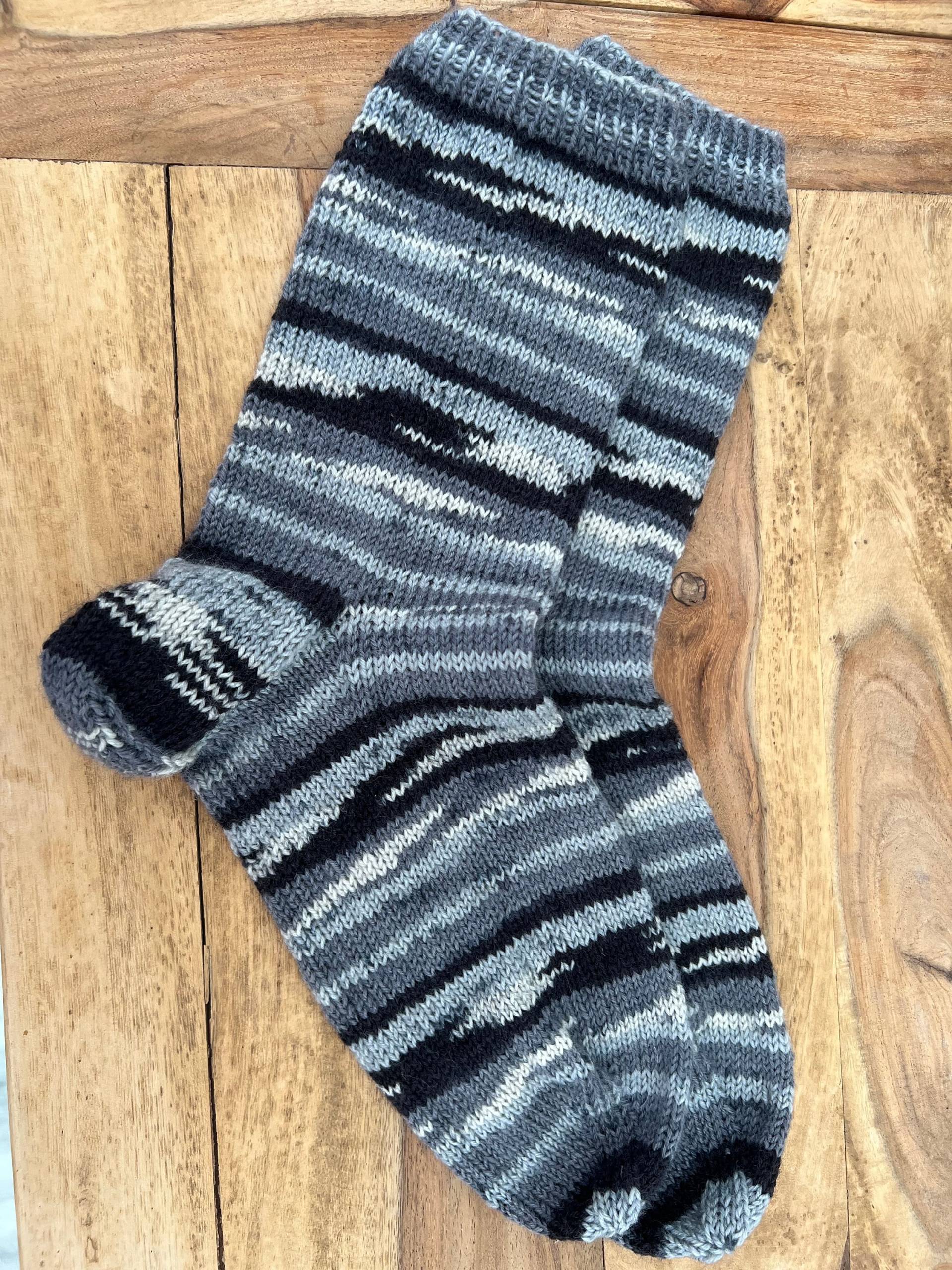 Socken Für Den Mann, Schwarz Grau Gestreift, Gr. 46 von StrickbyBerni
