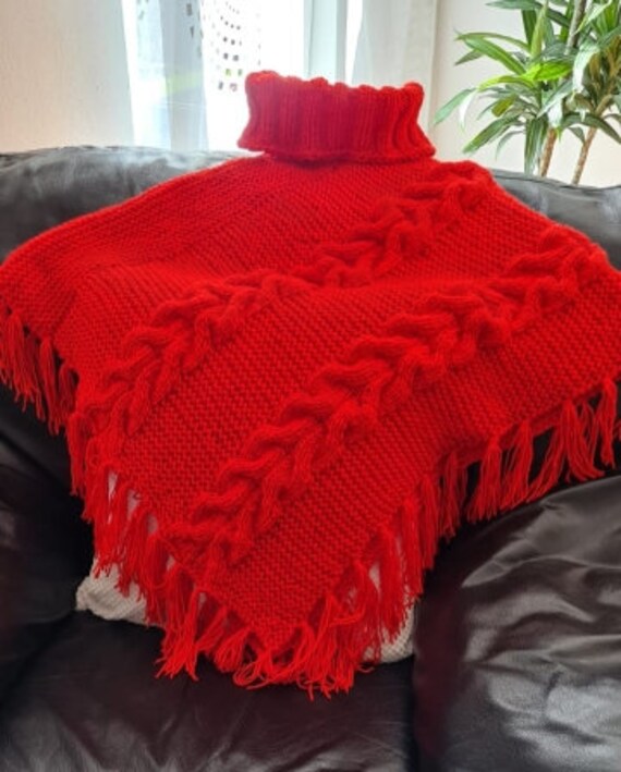 Poncho Mit Zopfmuster Poncho Mit Zopfmuster von StrickenDeluxe