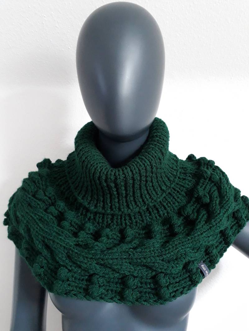 Schulterwärmer Megan I | Tannengrün von Strickeninthecity