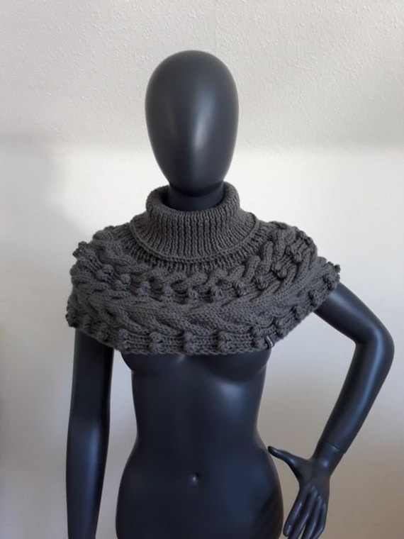 Schulterwärmer "Megan Ii" Graphit von Strickeninthecity