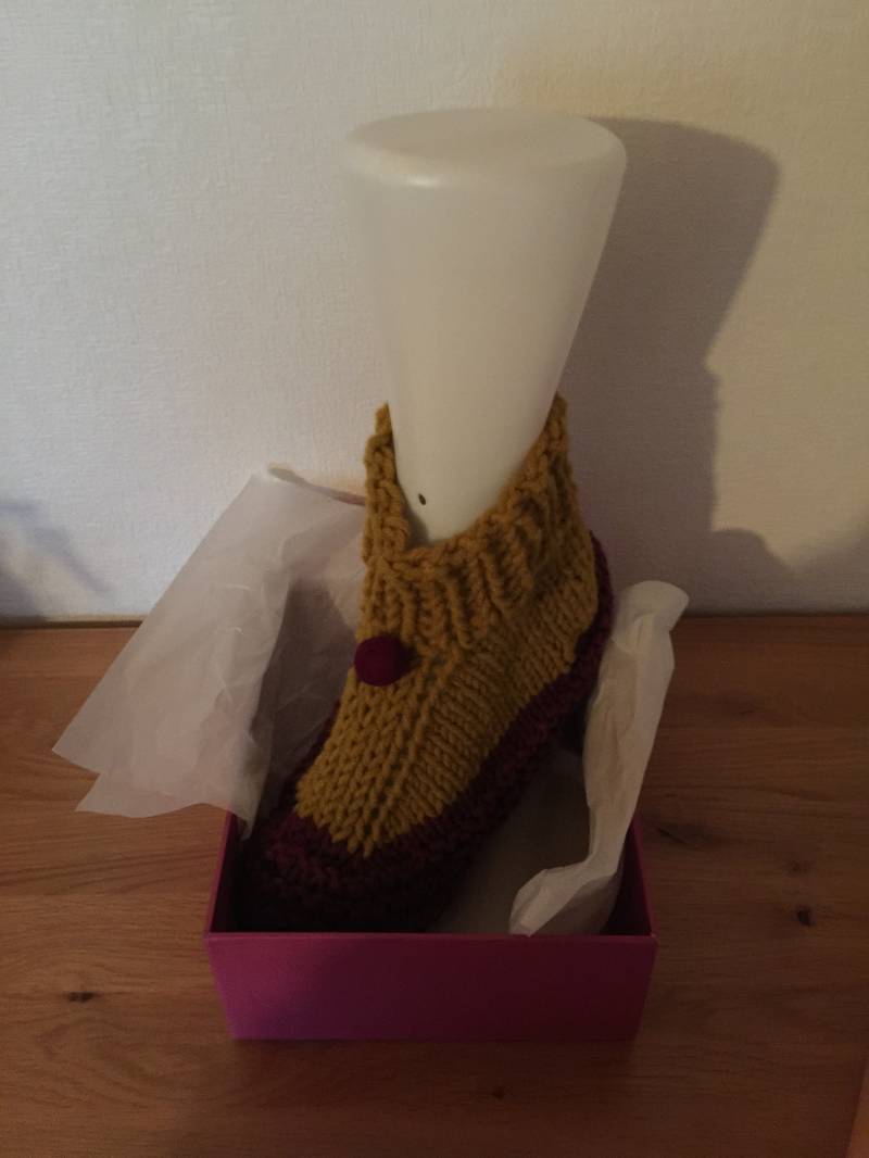 Hüttenschuhe Im Geschenkkarton Gr 40 Hüttenschuhe Im Geschenkkarton Gr 40 von StrickfeeShop