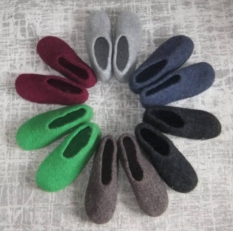 Hausschuhe Haussocken Filzpuschen Filzsocken - Alle Größen 28 48 Hellgrau Anthrazit Braun Blau Grün Rot Weinrot von Strickherz