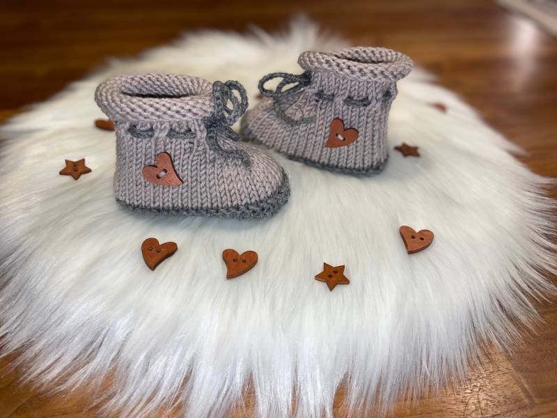 Babyschuhe Gestrickt Gehäkelt Baby Hausschuhe Babysocken Boots Schühchen Babys Warme Füßchen Geschenk Zur Geburt von Strickkiddies