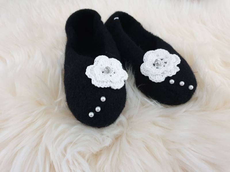 Filzschuhe in Schwarz Mit Blumen - Und Perlenapplikation, Für Mädchen, Hausschuhe Noppen, Warme von StrickkunstByHirsch