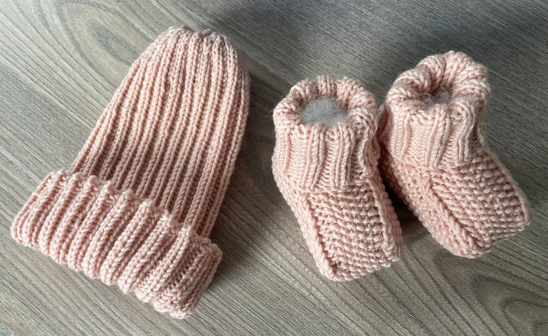 Gestricktete Baby - Mütze Und Passende Socken/Schuhchen von Stricklieschen2008
