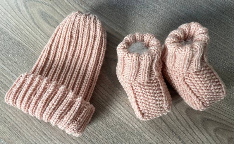 Gestricktete Baby - Mütze Und Passende Socken/Schuhchen von Stricklieschen2008