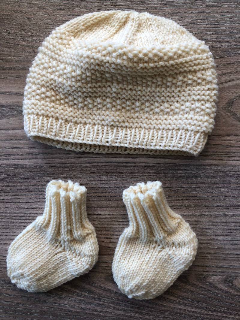 Handgestrickte Baby-Mütze Mit Passenden Söckchen Bis 2 Monate von Stricklieschen2008