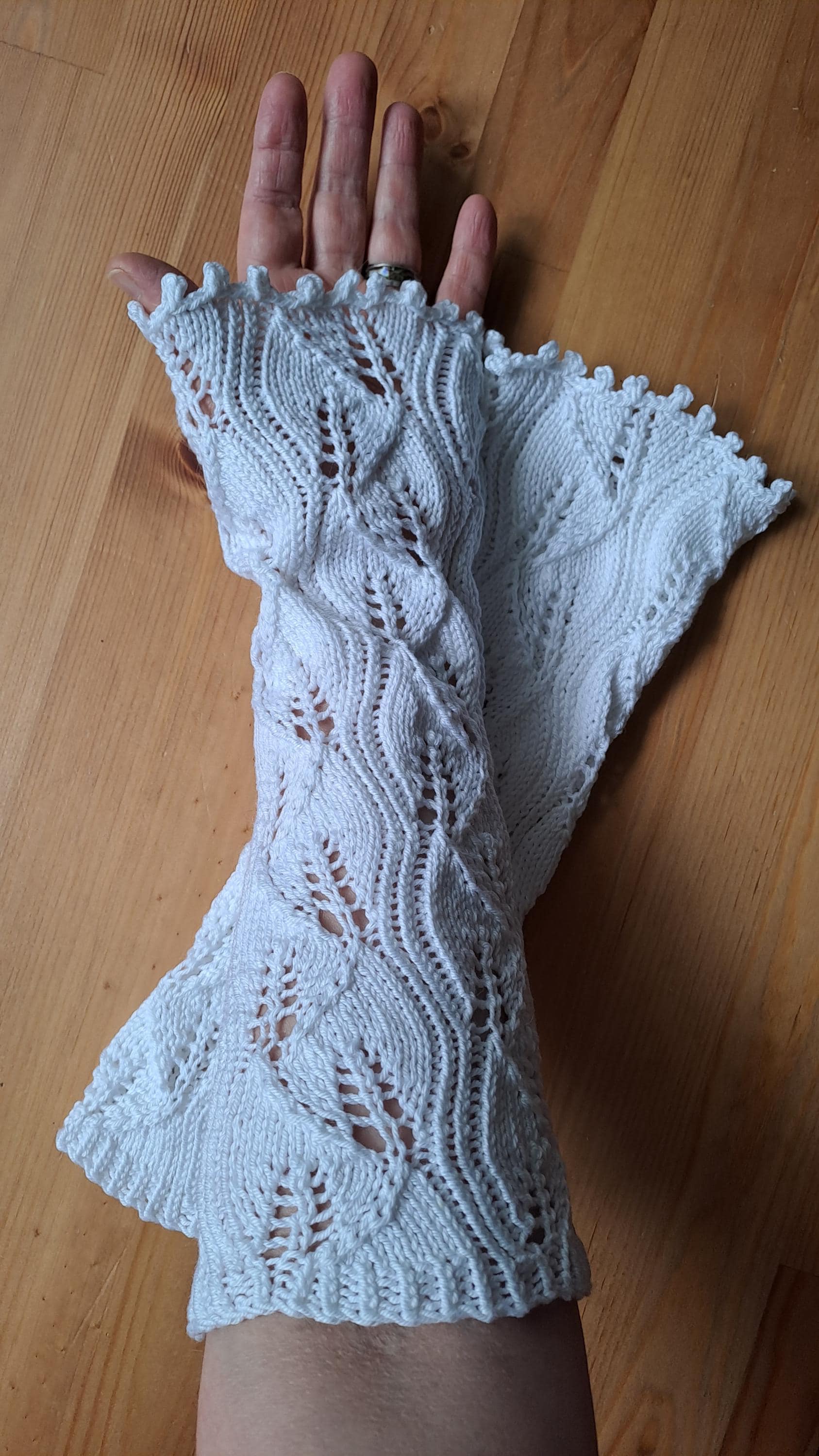 Armstulpen Lang Weiß Baumwolle Blattmuster Romantik Handgestrickt 43 cm Hochzeit Armstulpen Lang Weiß Baumwolle Blattmuster Romantik Handgestrickt 43 cm Hochzeit von Strickmariechen